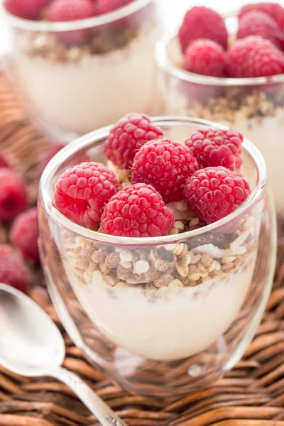 Iogurte com muesli e framboesas frescas — Fotografia de Stock