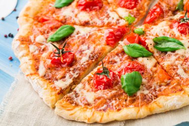 Pizza domates ve fesleğen ile