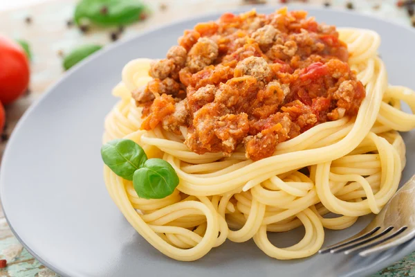 Spaghetti bolognais avec congé basilic — Photo