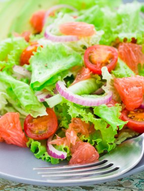 bir plaka üzerinde Avokado salatası