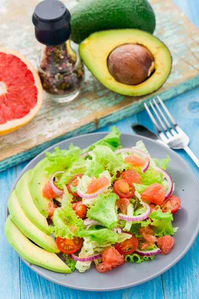 Ensalada de aguacate en un plato —  Fotos de Stock