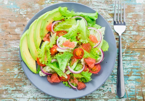 Avokádó salátát egy tányérra — Stock Fotó