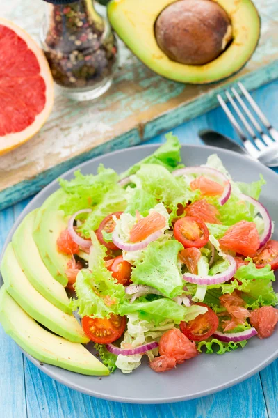 Ensalada de aguacate en un plato —  Fotos de Stock