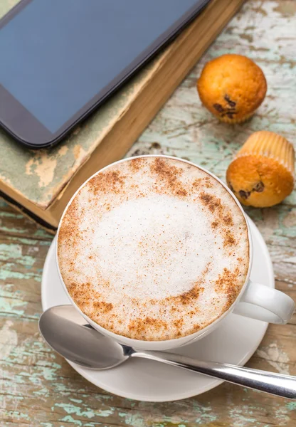 Caffè cappuccino con muffin — Foto Stock
