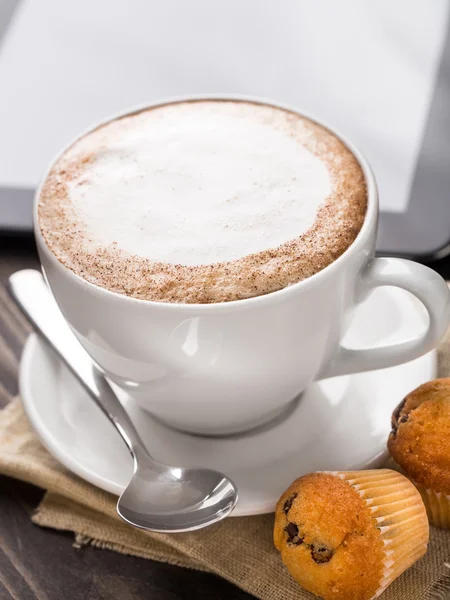 Café cappuccino com muffins — Fotografia de Stock