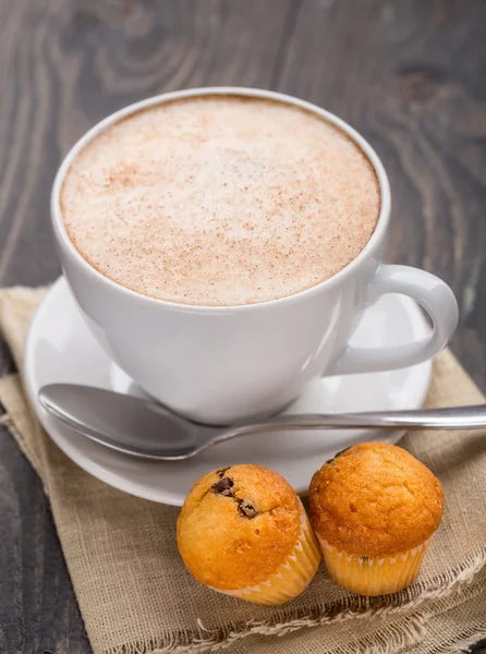 Cappuccino-Kaffee mit Muffins — Stockfoto