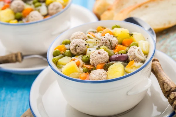 Fleischbällchensuppe mit Gemüse — Stockfoto