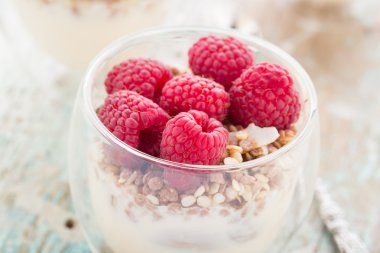 Yoğurtlu müsli ve taze frambuaz