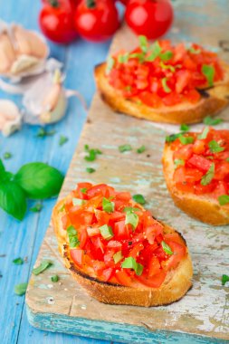 İtalyan domates bruschetta fesleğen ile