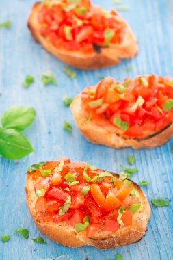 İtalyan domates bruschetta fesleğen ile