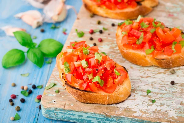 Bruschetta de tomate italiano con albahaca — Foto de Stock