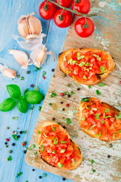 Italská rajčatová bruschetta s bazalkou — Stock fotografie