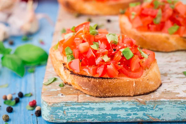 Bruschetta de tomate italiano con albahaca — Foto de Stock