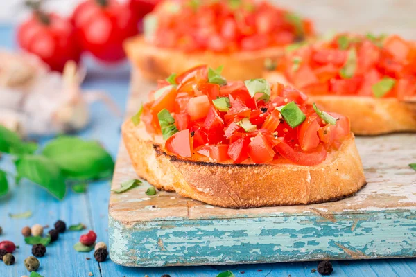 Włoski bruschetta z pomidorów z bazylią — Zdjęcie stockowe