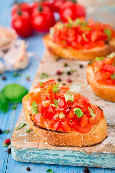 Italienische Tomaten Bruschetta mit Basilikum — Stockfoto