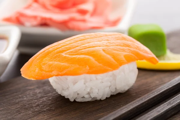 Nigiri sushi con salmón — Foto de Stock