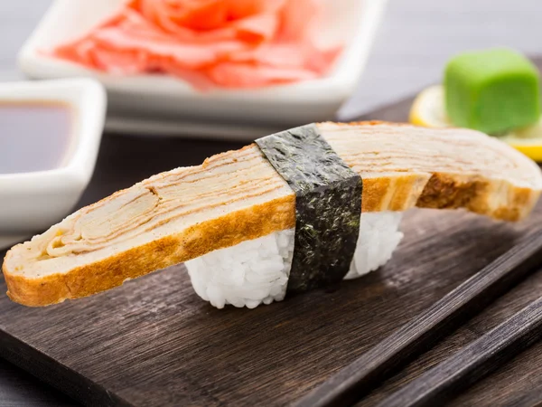 Nigiri sushi with omelette — Stock Photo, Image