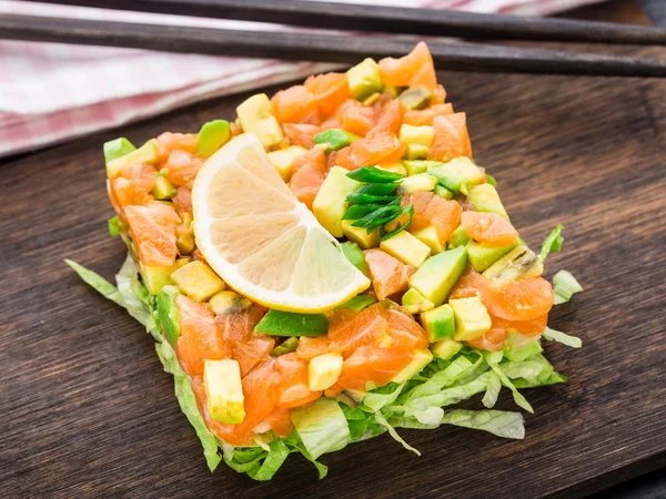 Ensalada con salmón, aguacate y lechuga —  Fotos de Stock