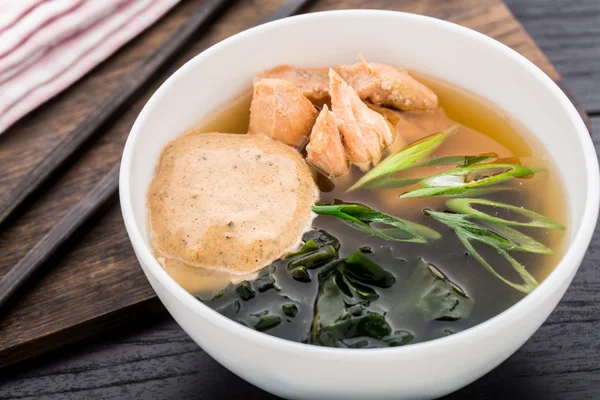 Sopa de macarrão com teriyaki salmão — Fotografia de Stock