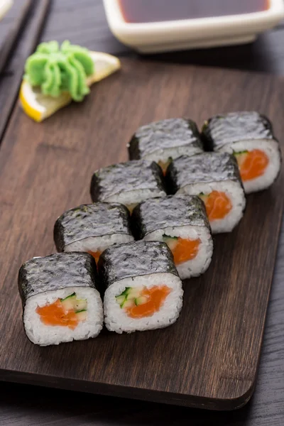 Sushi ruller med laks og agurk - Stock-foto