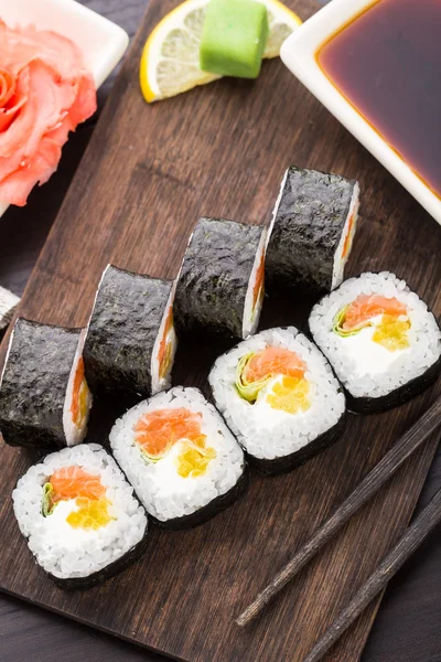 Rolos de sushi com salmão e legumes — Fotografia de Stock