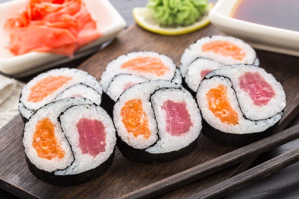 Yin yang futomaki com atum e salmão — Fotografia de Stock