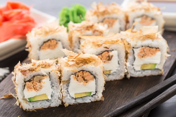 Rollos de sushi con teriyaki de salmón —  Fotos de Stock