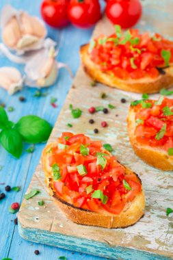 İtalyan domates bruschetta fesleğen ile