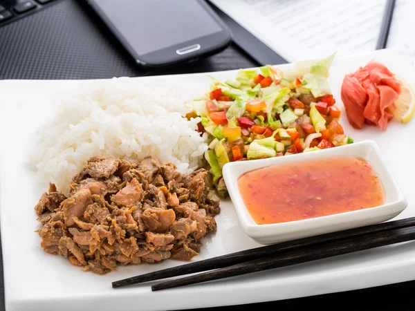 Déjeuner de style asiatique rapide au bureau — Photo