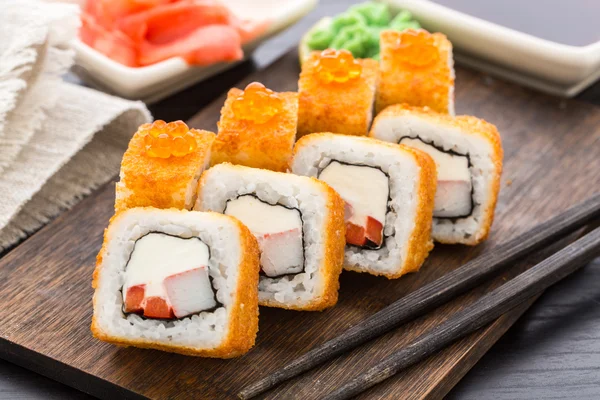 Fried sushi roll with shrimp and caviar — Stock Photo, Image