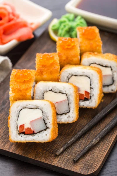 Rolo de sushi frito com camarão e caviar — Fotografia de Stock