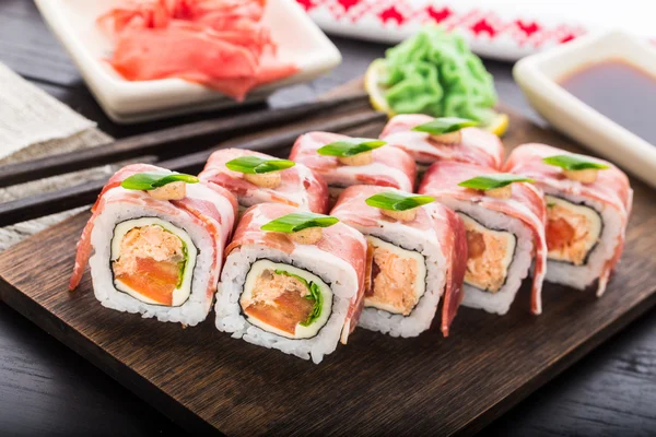 Sushi-Rolle mit Speck — Stockfoto