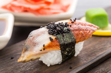 Nigiri suşi ile füme yılan balığı