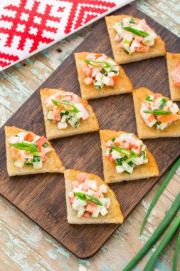 Patates gözlemesi sebze salatası ile