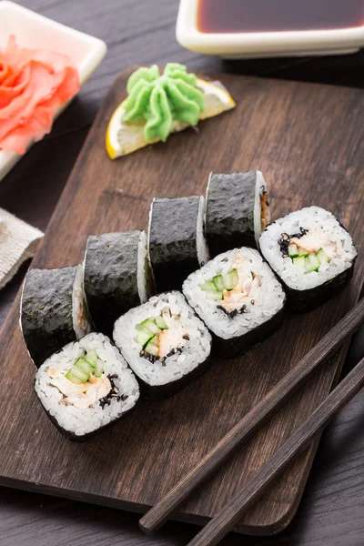 Rolos de sushi com enguia, pepino e sementes de gergelim — Fotografia de Stock