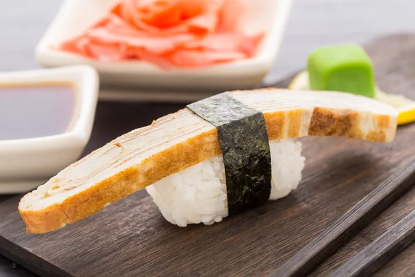 Nigiri sushi with omelette — Stock Photo, Image