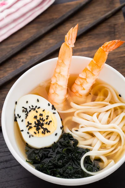 Sopa de fideos con gambas —  Fotos de Stock