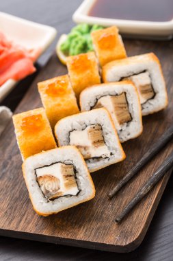 Fried suşi roll yılan balığı ve Japon omlet