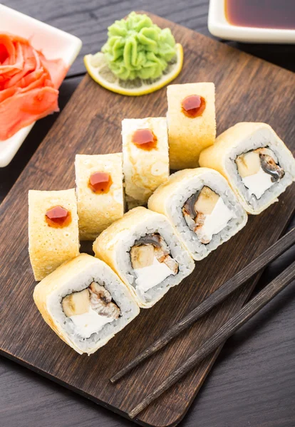 Rollos de sushi con anguila ahumada y plátano —  Fotos de Stock