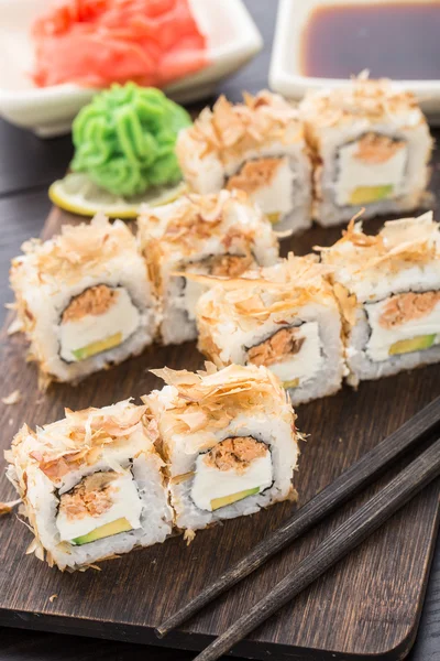 Rolos de sushi com teriyaki de salmão — Fotografia de Stock