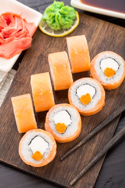 Sushi rola filadélfia com caviar — Fotografia de Stock