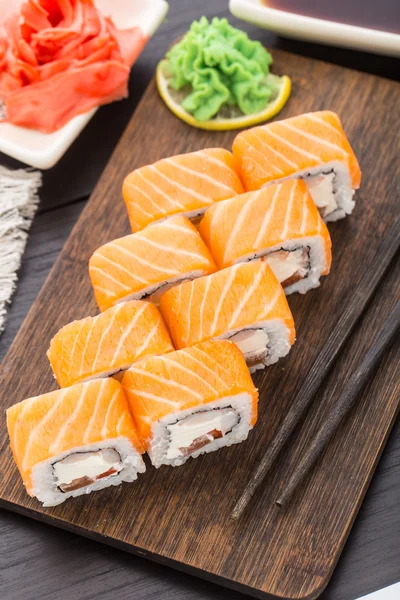 Rolo de sushi com salmão e camarão — Fotografia de Stock