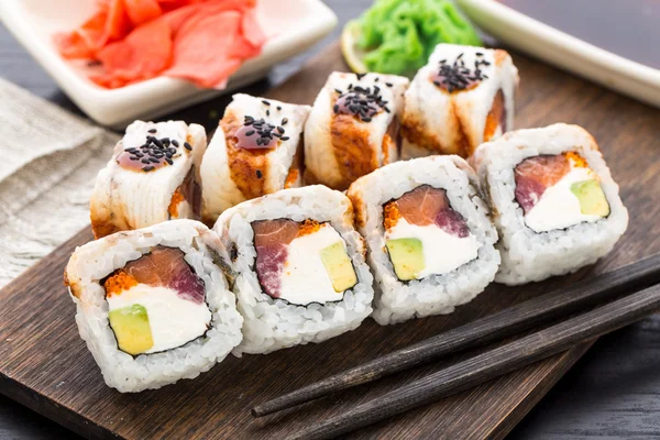Rollo de sushi con salmón, atún y anguila —  Fotos de Stock