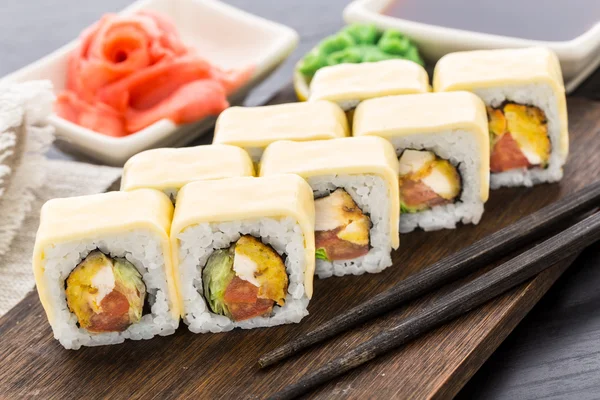 Rolo de sushi com chiken, tomate e queijo — Fotografia de Stock