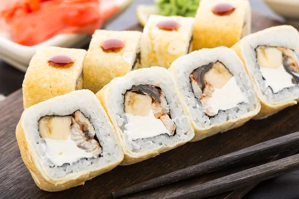 Rollos de sushi con anguila ahumada y plátano — Foto de Stock