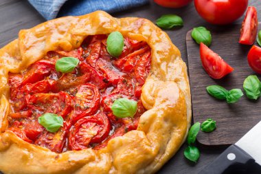 Galette'ye domates ve fesleğen ile