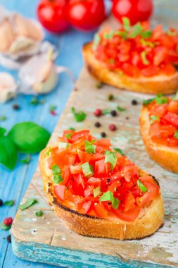 İtalyan domates bruschetta fesleğen ile