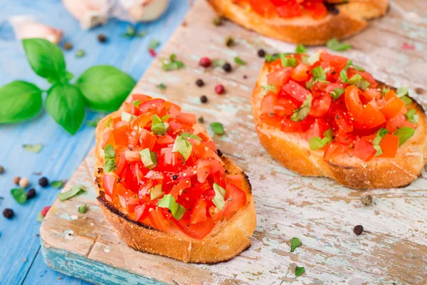 Italská rajčatová bruschetta s bazalkou — Stock fotografie