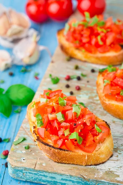 Bruschetta de tomate italiano con albahaca — Foto de Stock