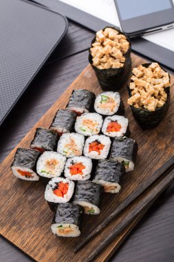 Ofiste hızlı suşi Öğle Yemeği